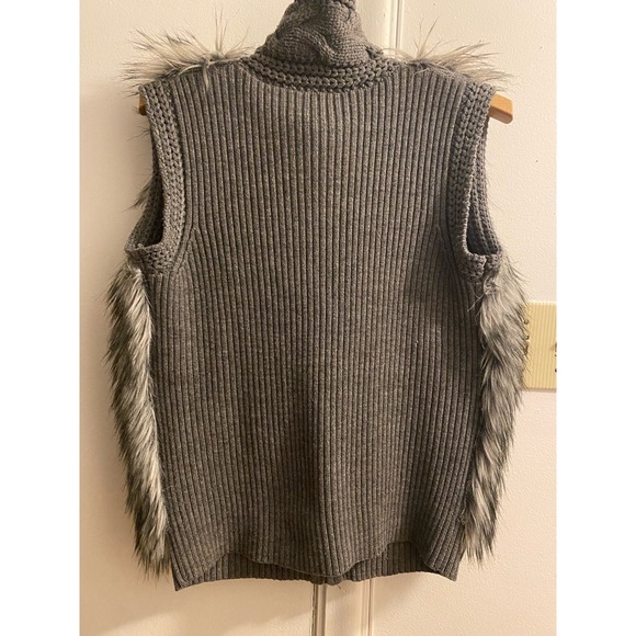 Faux Fur Vest with Zipper - Picture 2 of 3